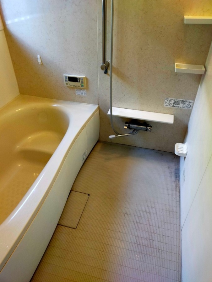 藤沢市本鵠沼のH様宅で「浴室クリーニング」をしてきました