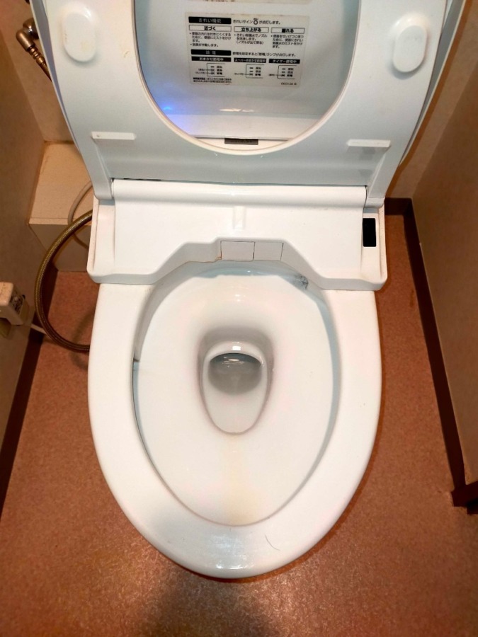 藤沢市鵠沼海岸のI様宅で「トイレクリーニング」をしてきました
