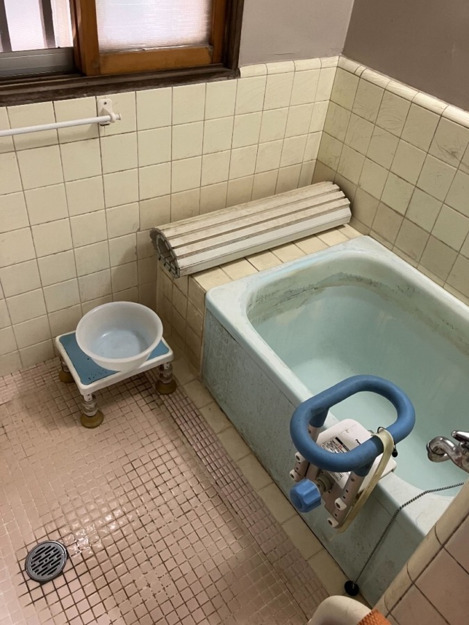 藤沢市本鵠沼のK様宅で「浴室クリーニング」をしてきました